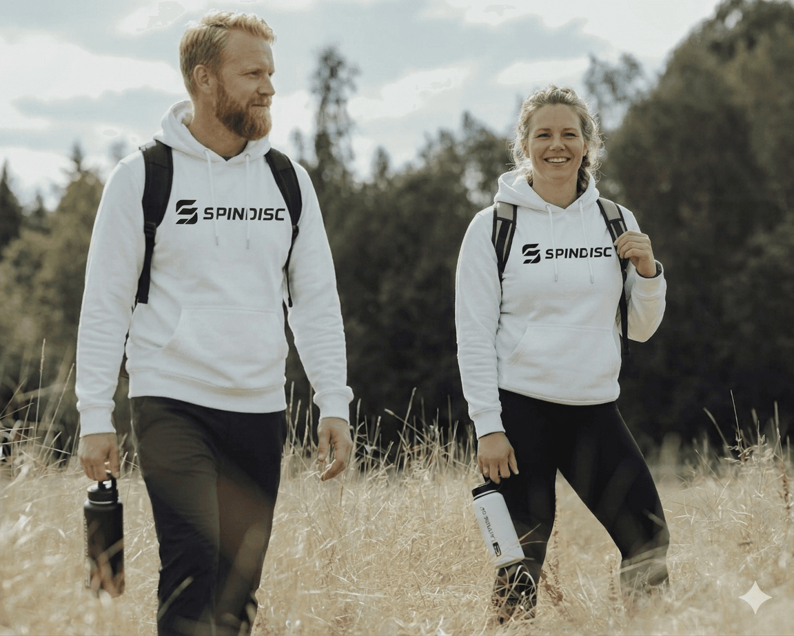 Discgolfspiller i kast under turnering